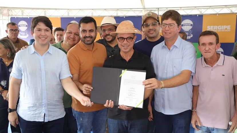 O Presidente da Assembleia, deputado Jeferson Andrade, e o governador Fábio Mitidieri, assinaram uma ordem de serviço para pavimentação em Porto da Folha