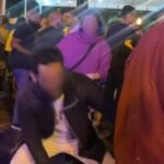 Em uma roda de samba, casal de brancos dança imitando macacos em um ambiente frequentado por negros
