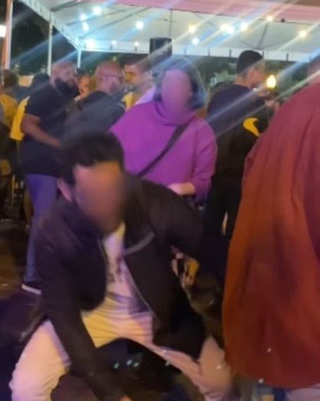 Em uma roda de samba, casal de brancos dança imitando macacos em um ambiente frequentado por negros Em uma roda de samba, casal de brancos dança imitando macacos em um ambiente frequentado por negros