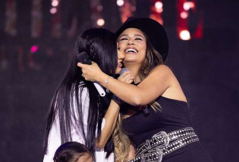 Simaria aparece de surpresa em show de Simone e surpreende o público após 2 anos do fim da dupla Simaria aparece de surpresa em show de Simone e surpreende o público após 2 anos do fim da dupla