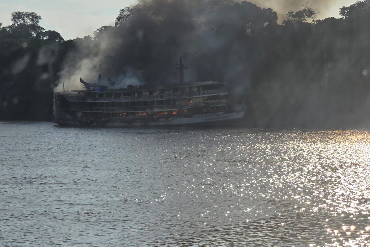 Barco pega fogo durante locomoção e deixa feridos no Amazonas