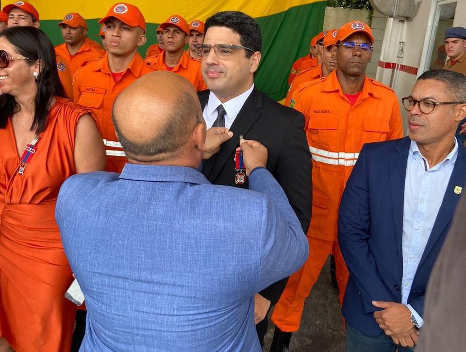 O Presidente da Alese e sua esposa foram condecorados pelo Corpo de Bombeiros de Sergipe