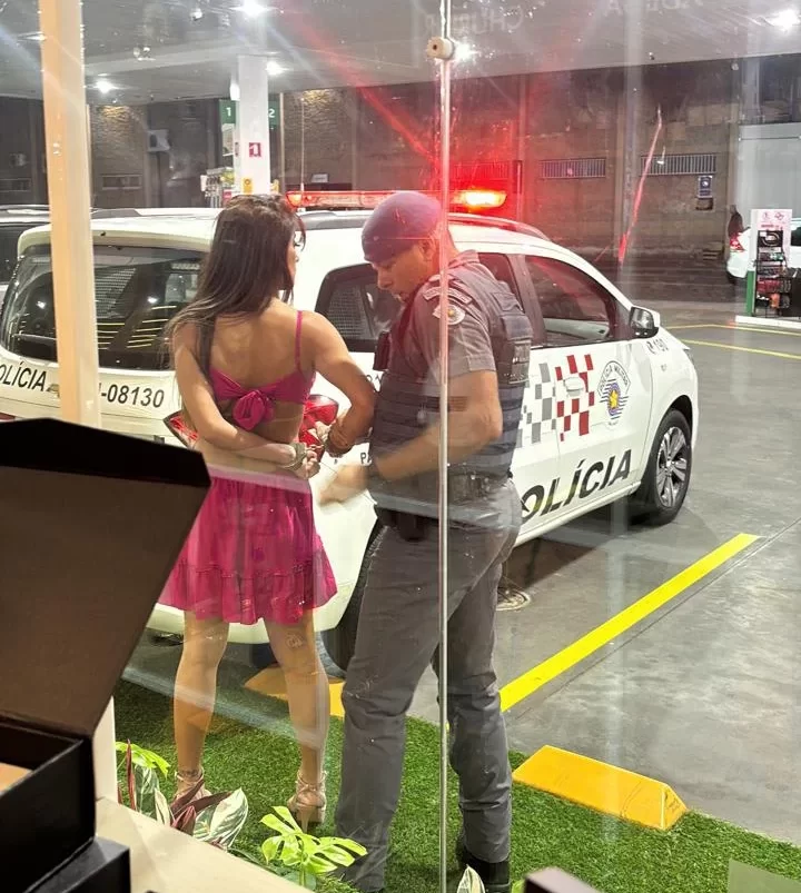 Ex-panicat é flagrada sendo presa em uma loja de conveniência em SP Ex-panicat é flagrada sendo presa em uma loja de conveniência em SP