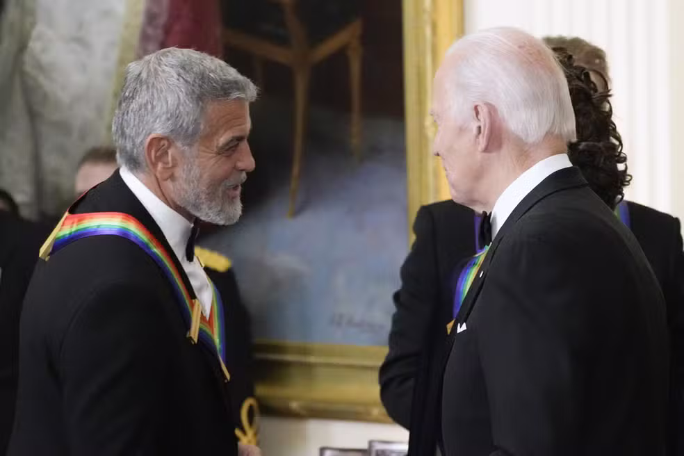 George Clooney pede para que Biden desista da reeleição George Clooney pede para que Biden desista da reeleição