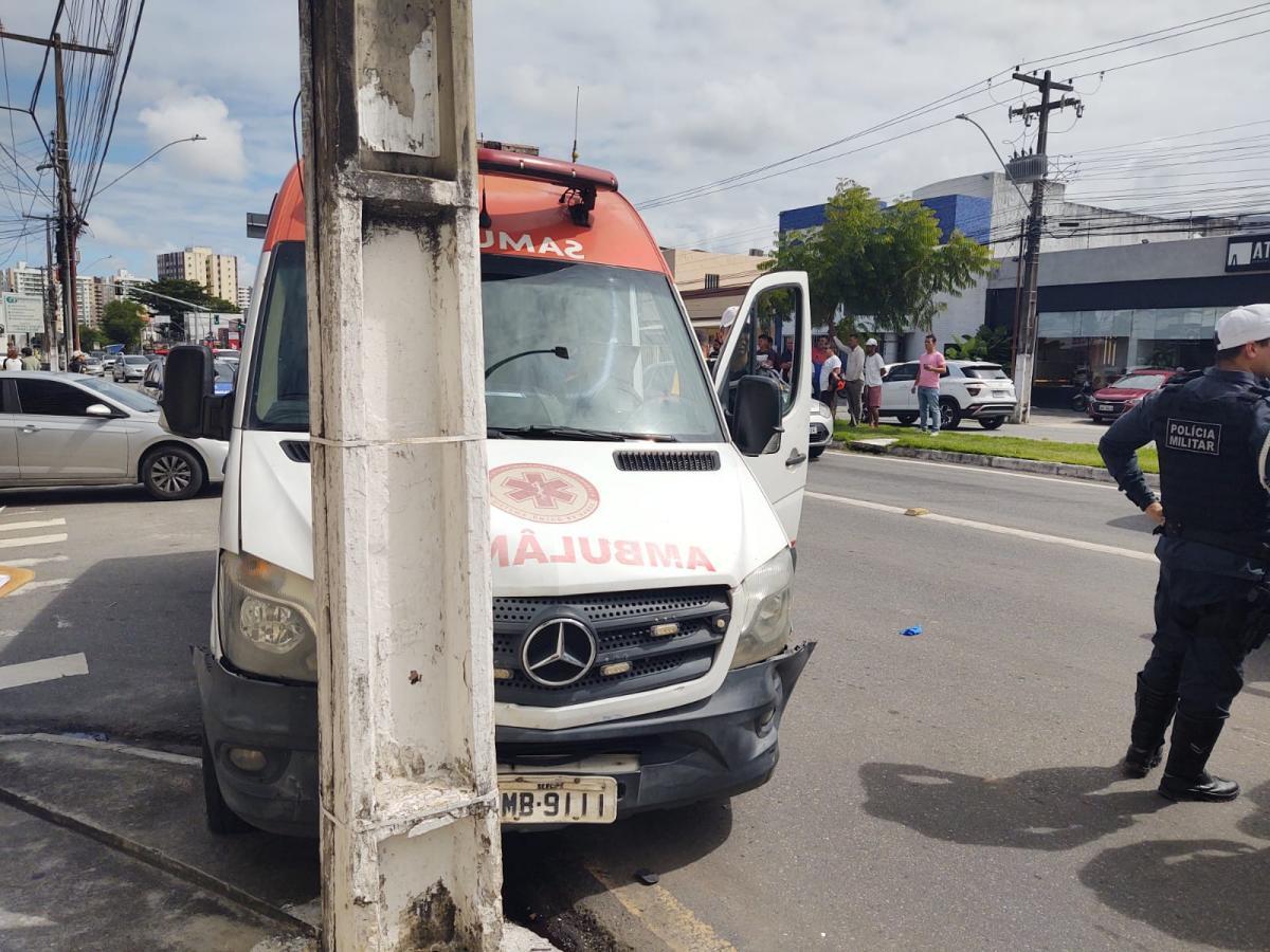Um homem sequestrou uma ambulância e foi baleado pela Polícia Militar após perseguição Um homem sequestrou uma ambulância e foi baleado pela Polícia Militar após perseguição