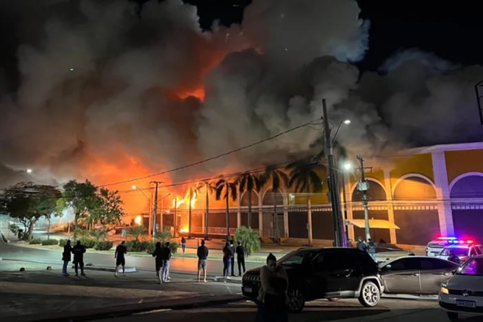 Shopping Popular de Cuiabá foi destruído em grande incêndio durante esta madrugada Shopping Popular de Cuiabá foi destruído em grande incêndio durante esta madrugada