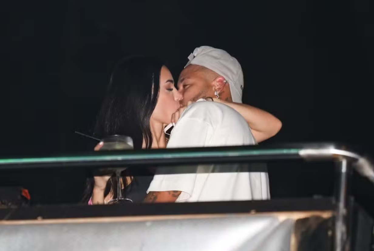 Neymar é visto aos beijos com Bruna Biancardi