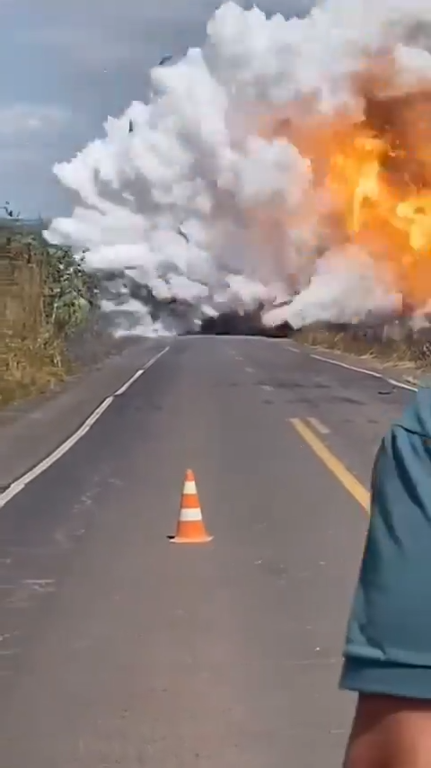 Um caminhão-tanque explodiu e três jornalistas ficaram feridos