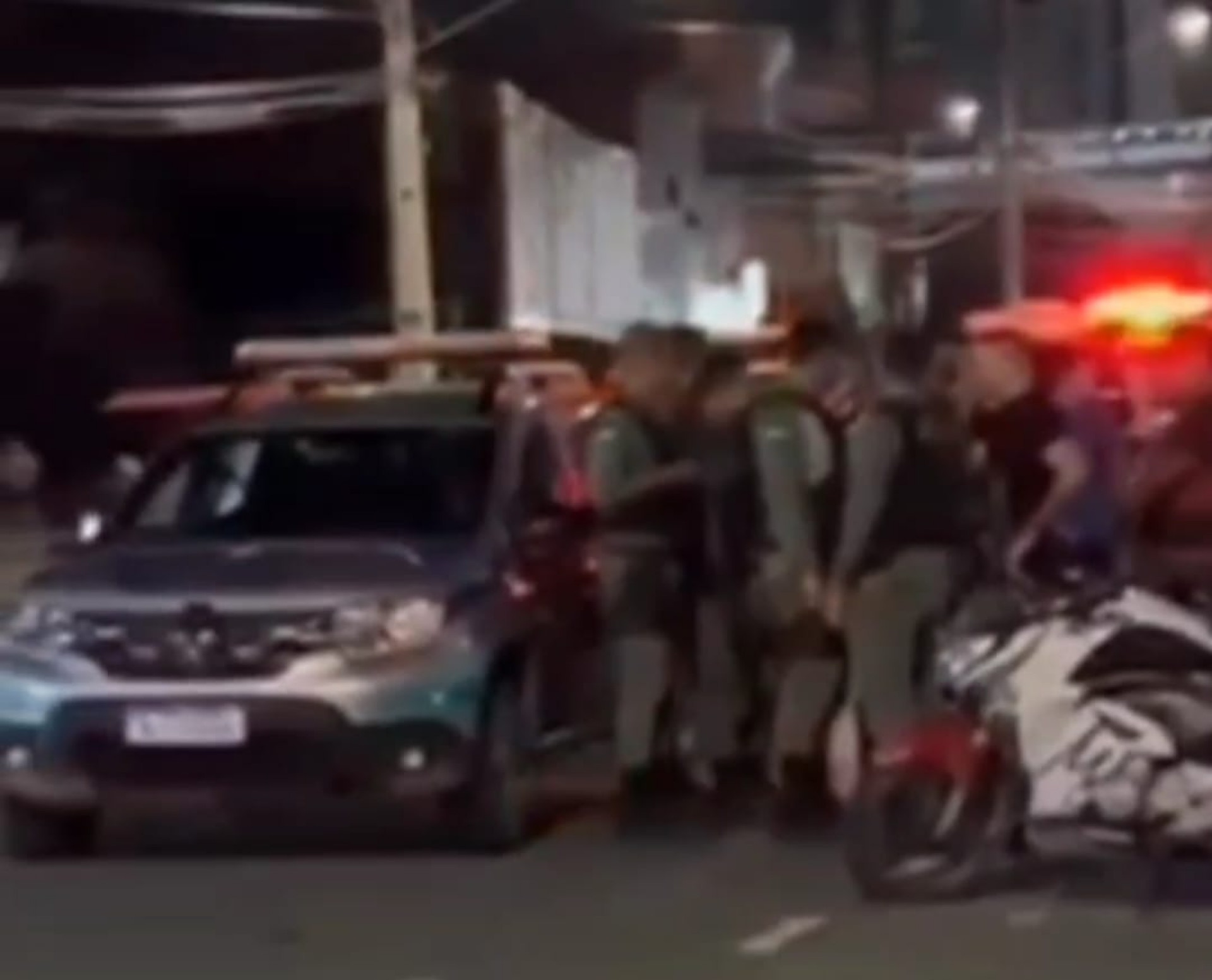 PM é espancado após atirar em ex-esposa na frente de uma boate; mulher faleceu PM é espancado após atirar em ex-esposa na frente de uma boate; mulher faleceu