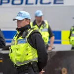 Homem esfaqueia mulher e criança no centro de Londres