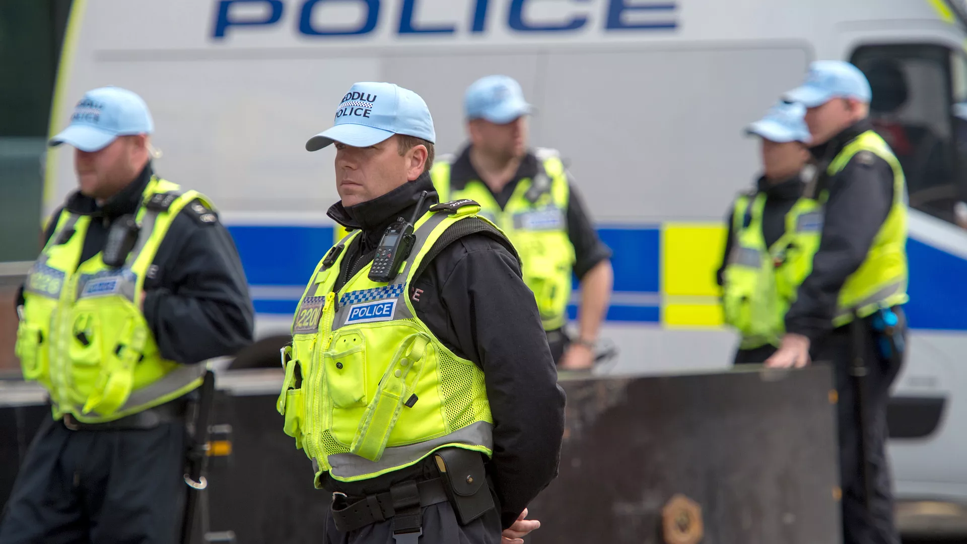 Homem esfaqueia mulher e criança no centro de Londres