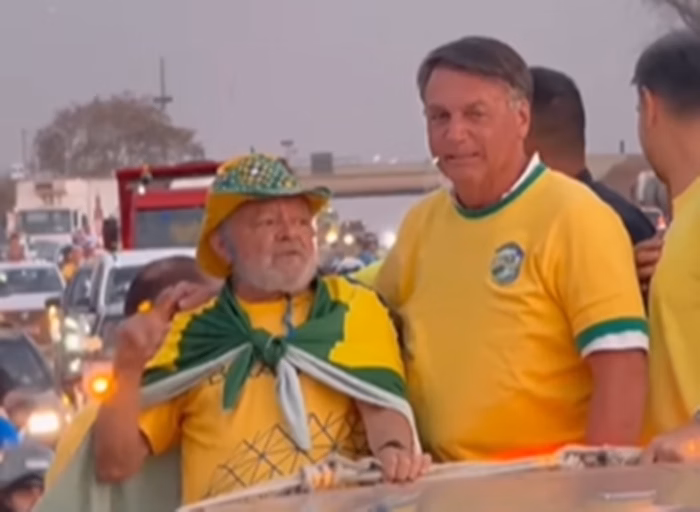 Bolsonaro publica vídeo ao som de Evidências com sósia de Lula