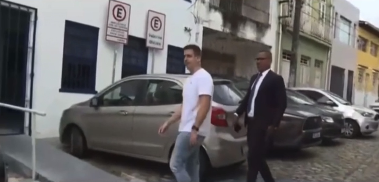 Ex-jornalistas da bahia são acusados de liderarem “golpe do pix” Ex-jornalistas da bahia são acusados de liderarem “golpe do pix”