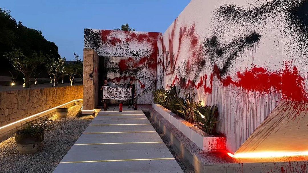 Mansão do jogador argentino Lionel Messi é vandalizada por ativistas ambientais Mansão do jogador argentino Lionel Messi é vandalizada por ativistas ambientais