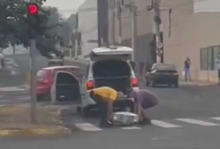 Caixão cai no meio da Avenida enquanto é transportado em carro funerário