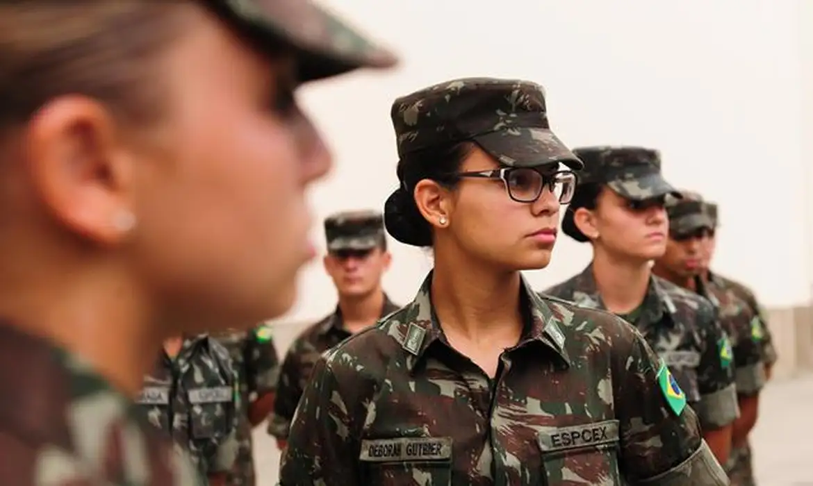 Mulheres de 18 anos poderão se alistar para as forças armadas a partir do próximo ano Mulheres de 18 anos poderão se alistar para as forças armadas a partir do próximo ano
