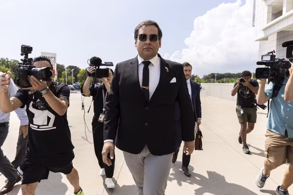 Ex-Deputado Norte-Americano, e filho de brasileiros, George Santos, declara-se culpado em acusações de fraude