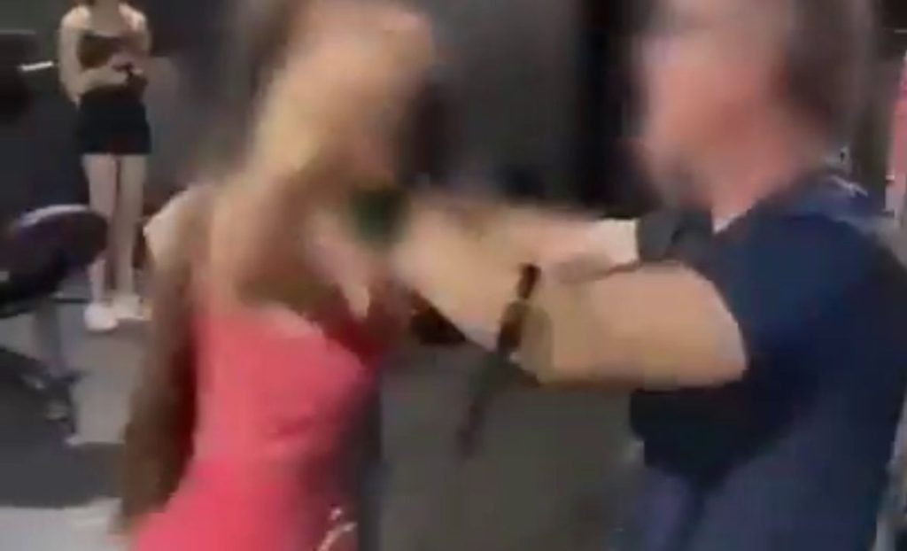 Mulher invade academia e agride suposta amante de seu companheiro Mulher invade academia e agride suposta amante de seu companheiro