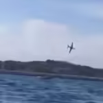Urgente: Avião cai no mar durante apresentação na França
