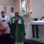 Homem esfaqueado invade missa pedindo socorro 