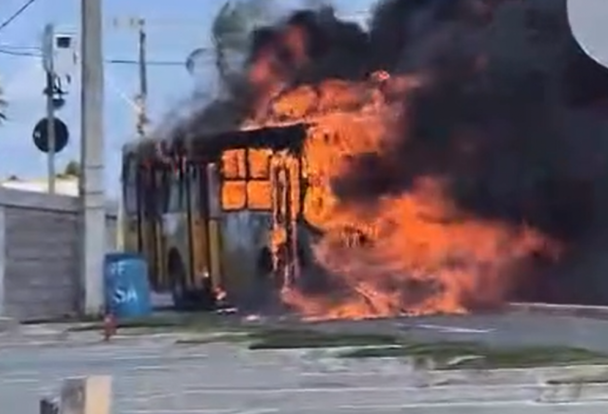 Confira vídeo que mostra ônibus em chamas na Zona de Expansão Confira vídeo que mostra ônibus em chamas na Zona de Expansão