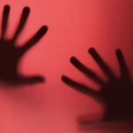 Homem invade casa e intimida a cuidadora de um idoso