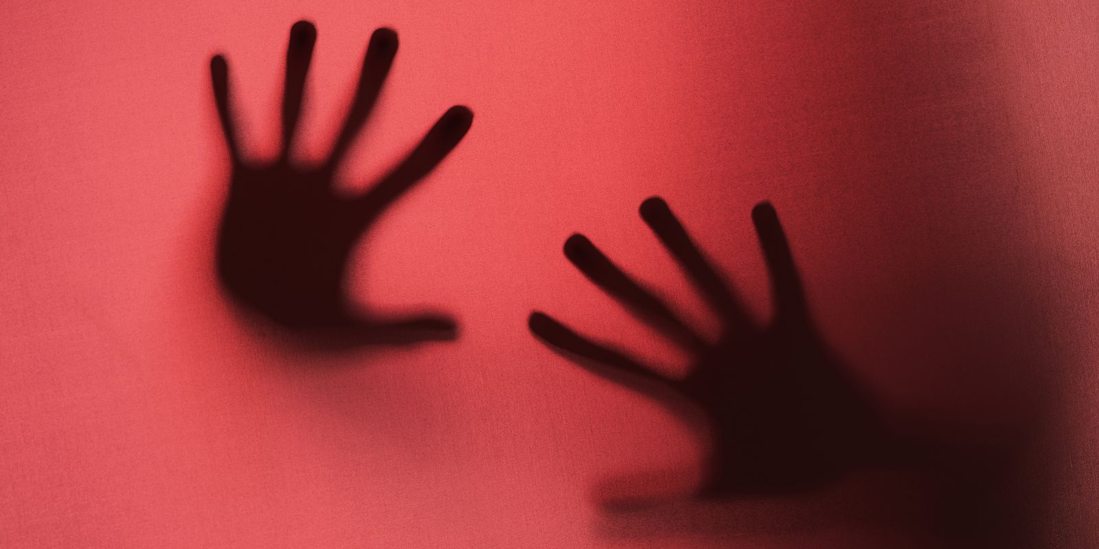 Homem invade casa e intimida a cuidadora de um idoso