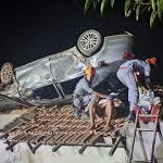 Carro capota e vai parar em cima de telhado 