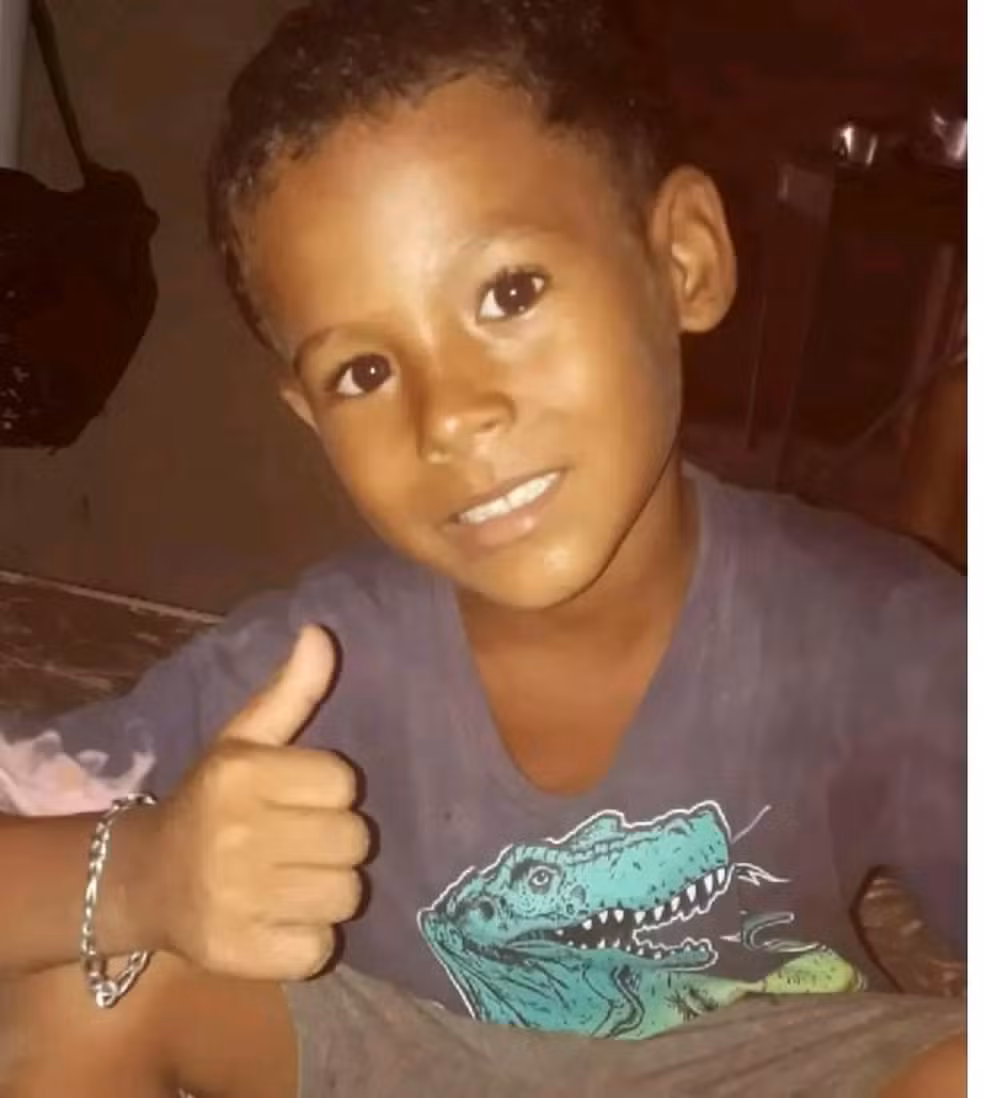 Menino de 7 anos morre após ingerir caju envenenado dado pela vizinha Menino de 7 anos morre após ingerir caju envenenado dado pela vizinha