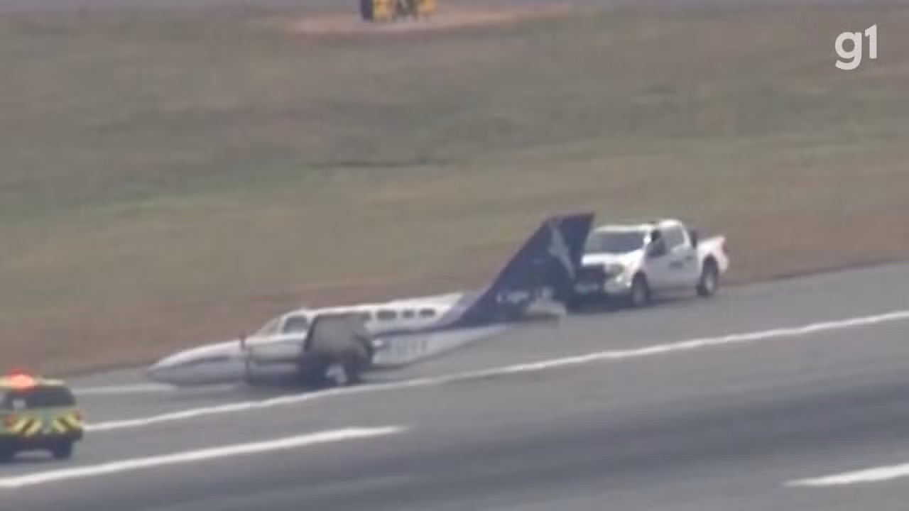 Avião pousa com apenas um trem de pouso após falha nos Estados Unidos Avião pousa com apenas um trem de pouso após falha nos Estados Unidos