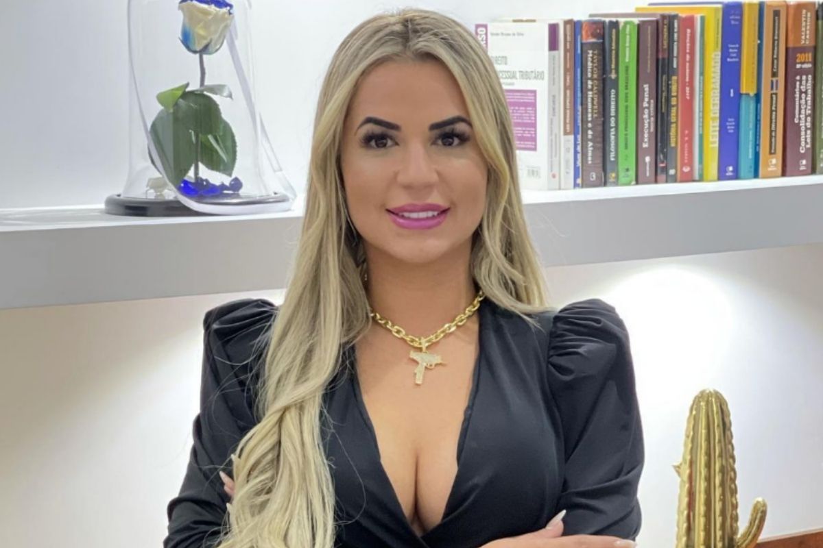 Deolane Bezerra é levada para exame no IML e encaminhada para presídio