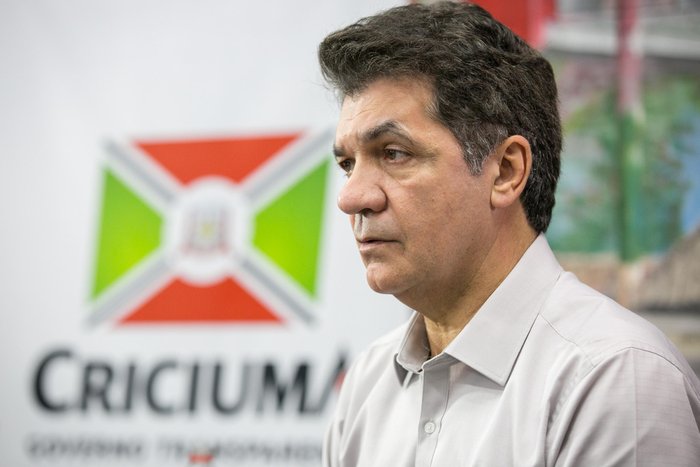 Prefeito de Criciúma é preso sob suspeita de envolvimento em irregularidades na concessão de serviços funerários