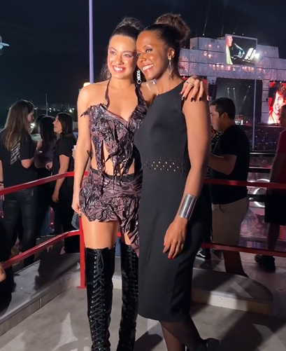 Maju Coutinho e Bia Reis encontram-se em bastidores do Rock In Rio