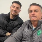 Ex-presidente Jair Bolsonaro demonstra frieza ao cumprimentar seu filho, Jair Renan Bolsonaro