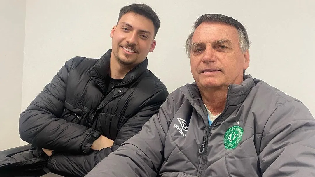 Ex-presidente Jair Bolsonaro demonstra frieza ao cumprimentar seu filho, Jair Renan Bolsonaro