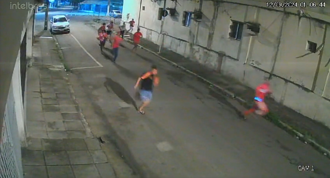 Torcedor é atingido por bomba caseira enquanto tentava escapar de agressores