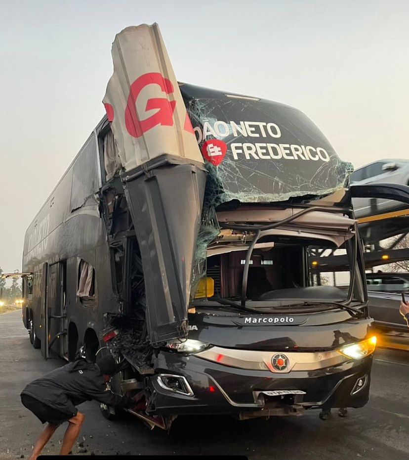 O ônibus da dupla sertaneja, João Neto & Frederico, ficou destruído após colisão contra caminhão