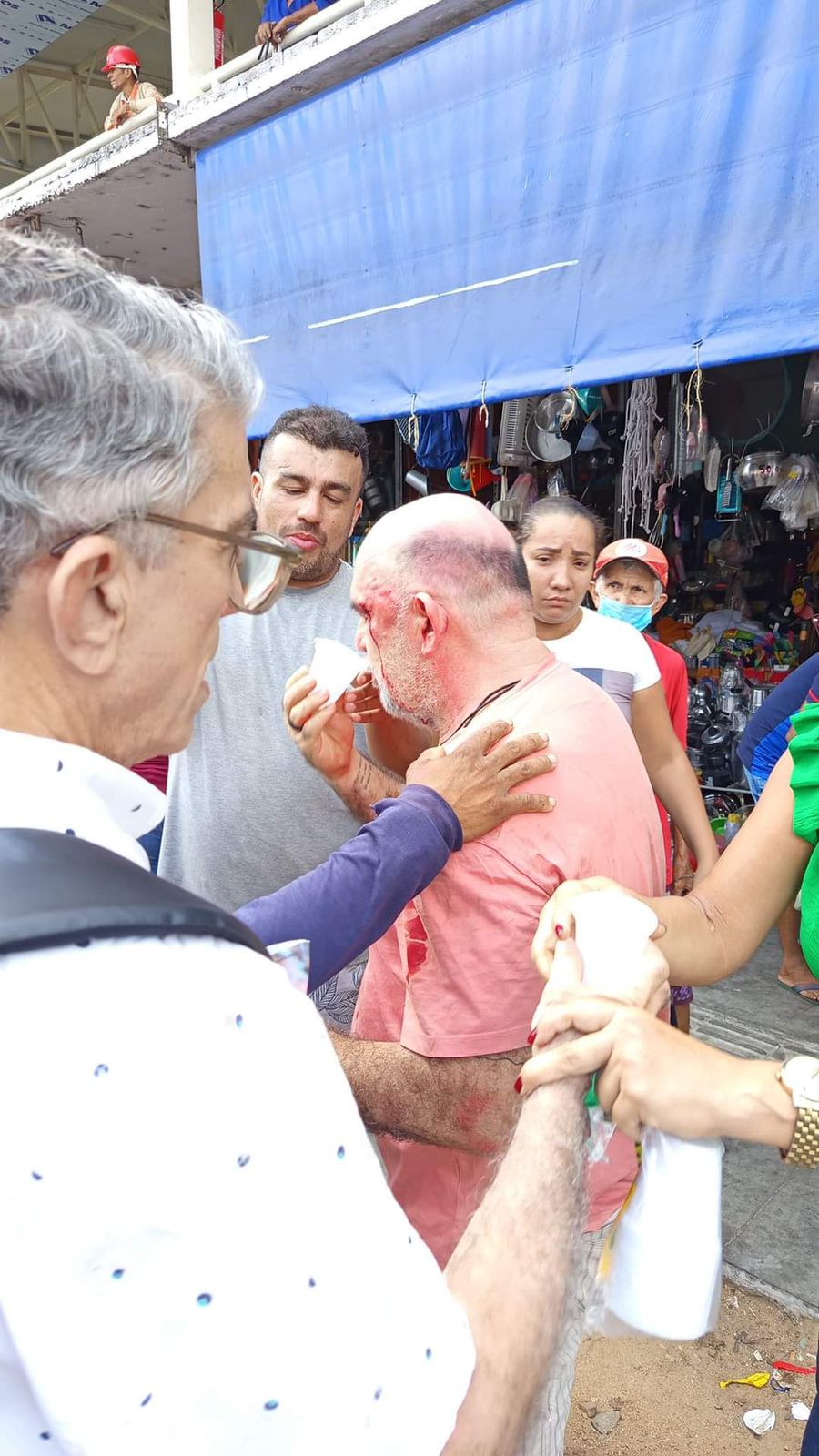 Ex-prefeito de Sobral é agredido durante ato político Ex-prefeito de Sobral é agredido durante ato político