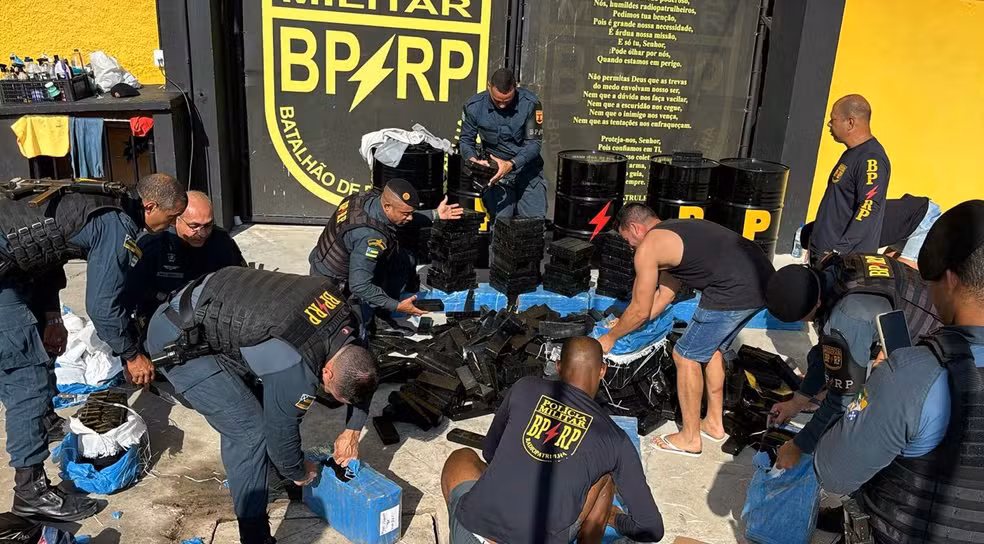 Uma quantia absurda de maconha foi apreendida pela Polícia militar Uma quantia absurda de maconha foi apreendida pela Polícia militar
