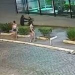 Jovem se desespera ao ser assaltada e implora para ladrão não levar celular