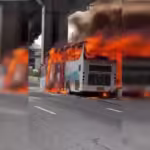 Ônibus escolar pega fogo e deixa 20 pessoas mortas na Tailândia