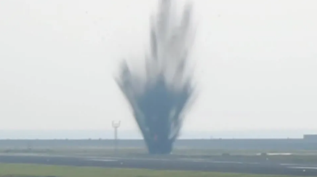 Bomba lançada durante Segunda Guerra Mundial explode em pista de aeroporto do Japão