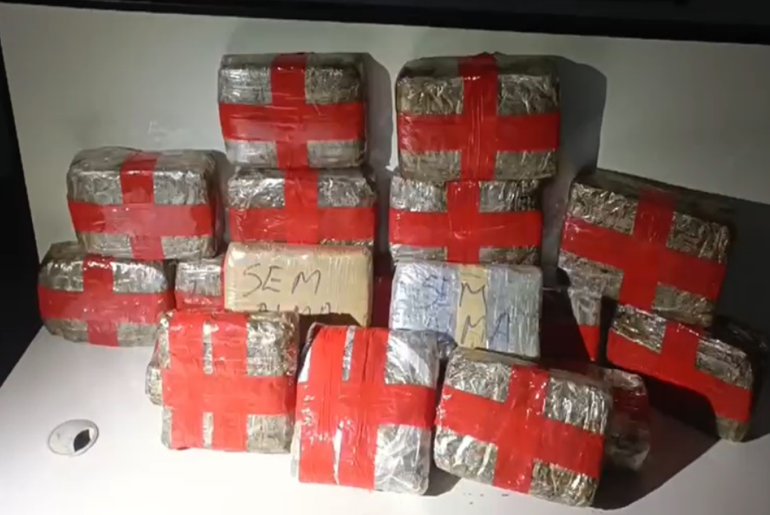 Mulher é detida com tabletes de maconha em malas em ônibus interestadual em aracaju Mulher é detida com tabletes de maconha em malas em ônibus interestadual em aracaju