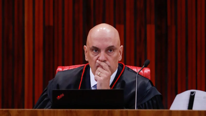 Alexandre de Moraes determina volta do X em território brasileiro
