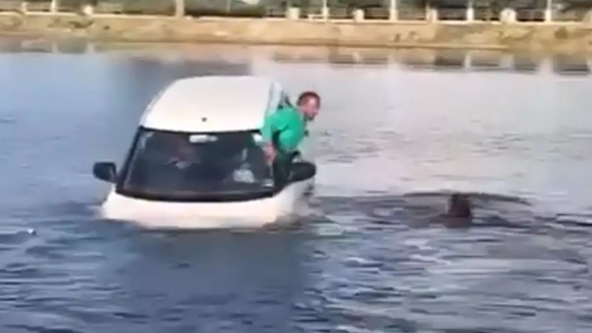 Aluno de Autoescola troca os pedais e joga carro dentro de lago