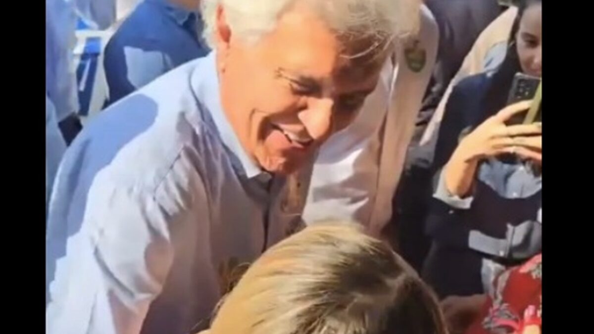 Governador Ronaldo Caiado recebe calcinha personalizada durante evento de campanha em Goiânia Governador Ronaldo Caiado recebe calcinha personalizada durante evento de campanha em Goiânia