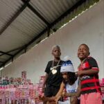 Rapper Oruam entrega presentes de dia das crianças em comunidade do Rio de Janeiro