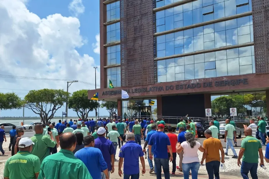 Motoristas de Transporte Complementar da Grande Aracaju protestam contra veto do Governador ao PL 511/2024 Motoristas de Transporte Complementar da Grande Aracaju protestam contra veto do Governador ao PL 511/2024