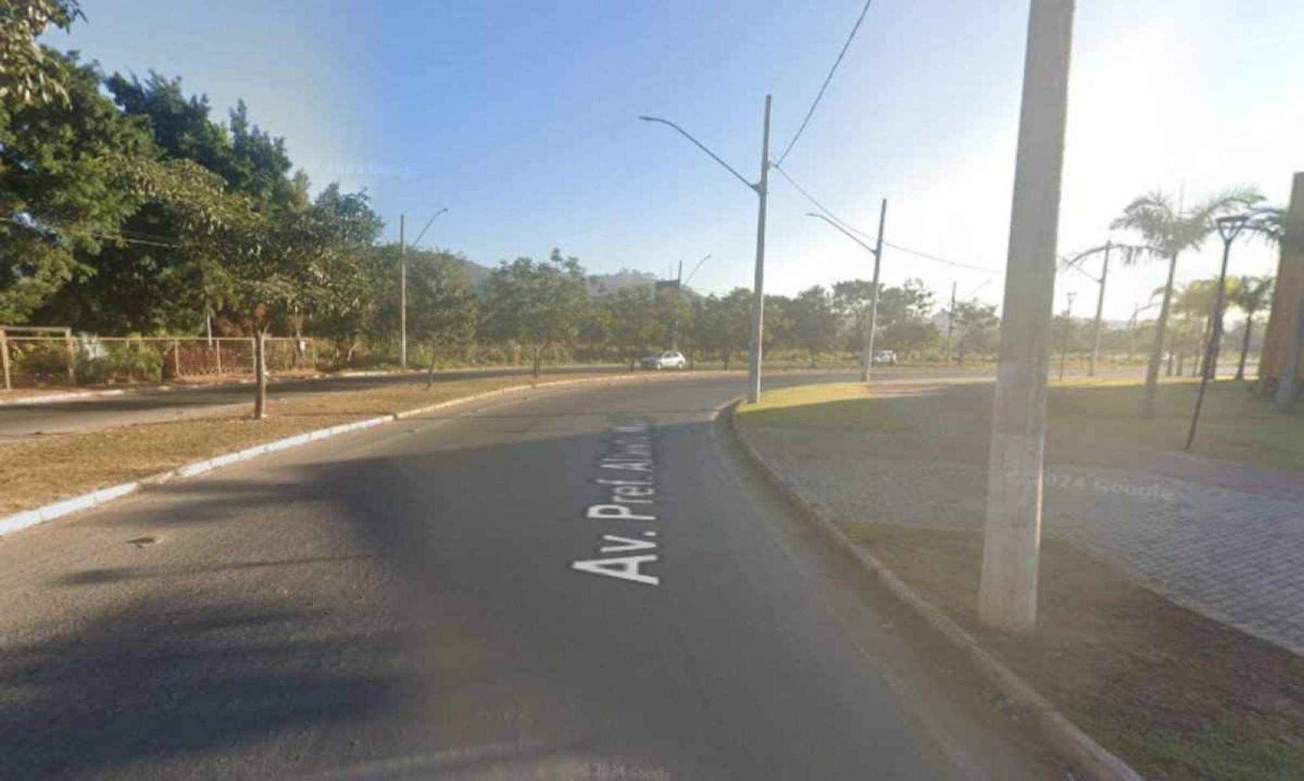 Corpo de uma adolescente é encontrado ferimento profundo no pescoço e marcas de pneus no corpo Corpo de uma adolescente é encontrado ferimento profundo no pescoço e marcas de pneus no corpo