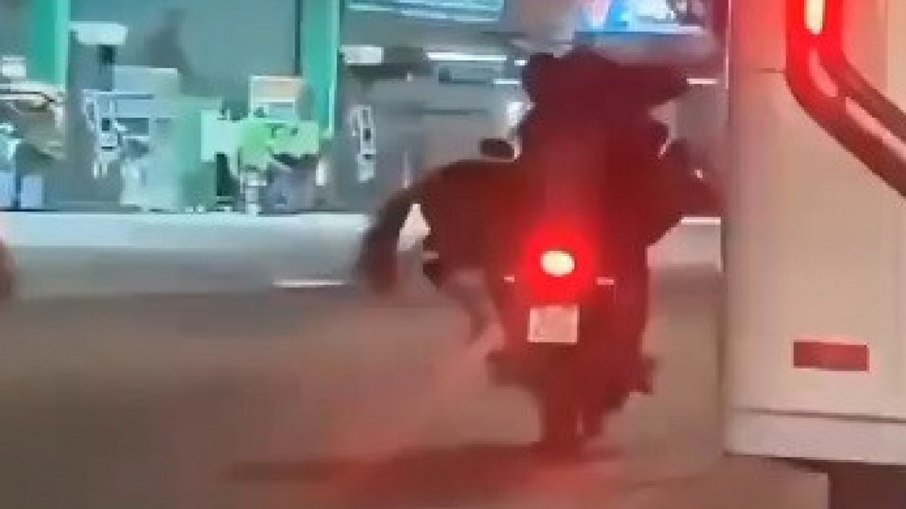Cavalo é visto sendo transportado em moto no Rio de Janeiro